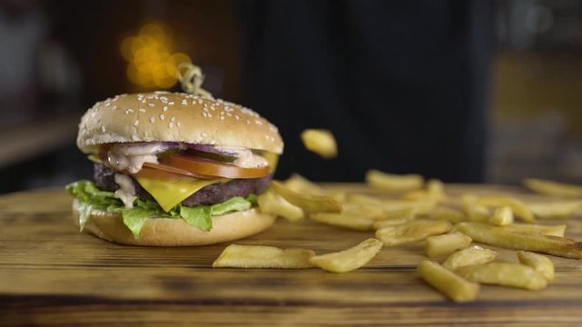 shef povar gotovit na kukhne na otkrytom ogne gotovit burger, vykladyvayet ovoshi na burger, prigotovleniye burgera na kukhne
the chef cooks in the kitchen on an open fire preparing a burger, puts ve