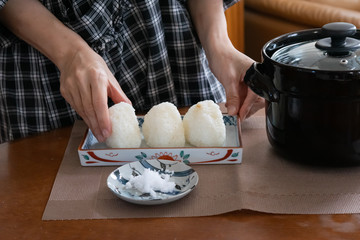 おにぎりを握る様子　塩むすび