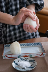 おにぎりを握る様子　塩むすび