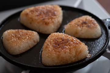 自宅で作る焼きおにぎり　焼きおにぎり器でおにぎりを焼いて完成した様子