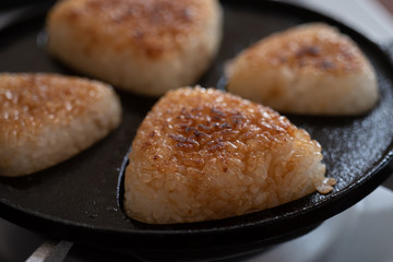 自宅で作る焼きおにぎり　焼きおにぎり器でおにぎりを焼いて完成した様子