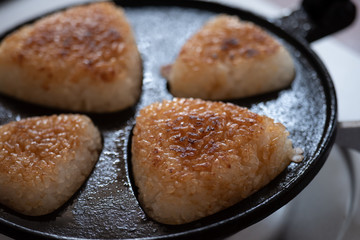 自宅で作る焼きおにぎり　焼きおにぎり器でおにぎりを焼いて完成した様子