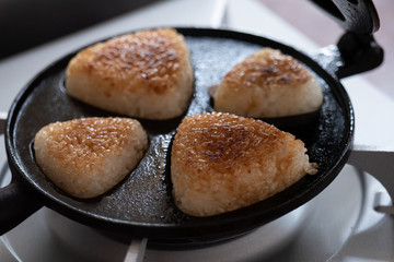 自宅で作る焼きおにぎり　焼きおにぎり器でおにぎりを焼いて完成した様子