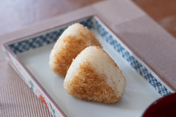 自宅で作る焼きおにぎり　完成した焼きおにぎりをお皿に盛り付けた様子