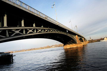 Theodor-Heuss-Brücke Mainz–Wiesbaden.