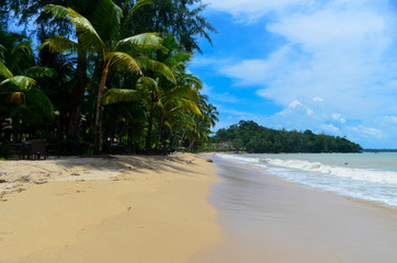 Einsamer Strand bei Khao Lak in Thailand