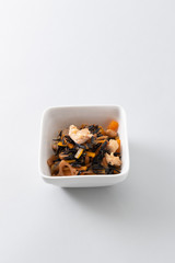 白バックのひじきの煮物