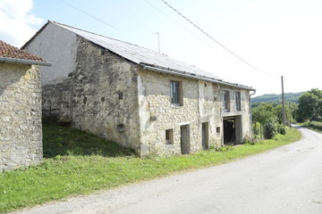Fototapeta na wymiar Vielle maison de village abandonnées - Ancienne habitation de village des Vosges