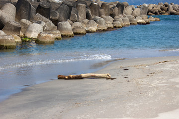 wave-dissipating concrete block; tetrapod