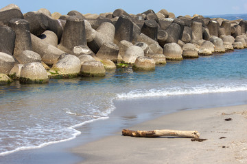 wave-dissipating concrete block; tetrapod