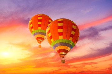 Obraz premium Hot air balloon floating in the sky at sunset.