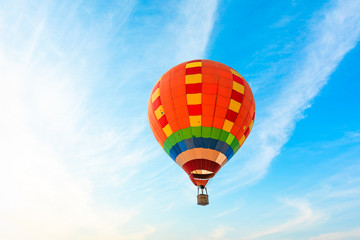 Naklejka premium Hot air balloon floating in the sky.