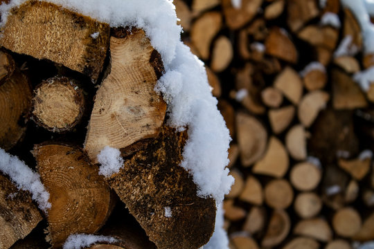 Holzscheitel mit Schnee