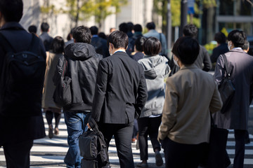 朝の東京の通勤風景
