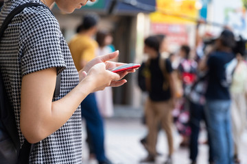 スマホを操作する若い女性の手元