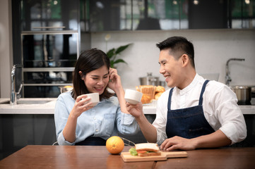 Couples are enjoying a healthy breakfast at home