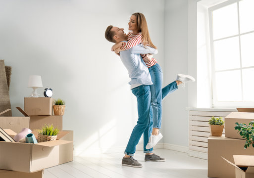couple moving to new apartment