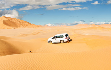 Obraz na płótnie Canvas Offroad Jeep safari in the Omani Rub al-Chali Desert
