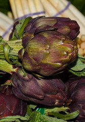 Obraz premium Green and red artichoke.