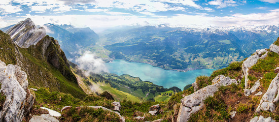 Panoramaansicht des Walensee in der Schweiz