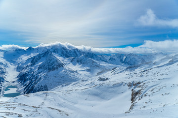 ski Snowy and rocky peaks of the Austrian Alps