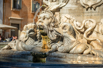 Zabytkowa fontanna na placu Rotonda w pobliżu Panteonu. Rzym, Włochy, Europa.