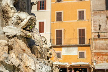 Fototapety  Zbliżenie na element rzeźby. Fontanna na placu Rotonda w pobliżu Panteonu. Rzym, Włochy, Europa.