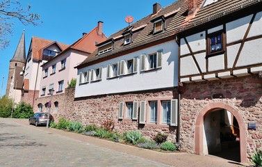 Fototapeta na wymiar Gemünden am Main, Stadtmauer mit Torbogen