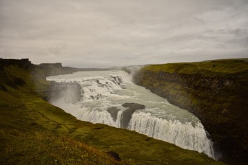 Catarata de Gullfoss, Islandia, con cielo nublado.