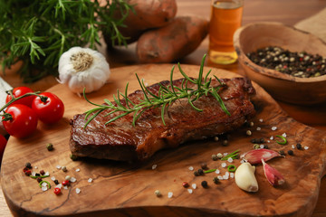 Steak medium gebraten auf Brettchen mit Rosmarien | Rumpsteak medium