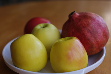 apples and garnet in a bowl