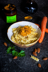 Möhren-Mandel-Pesto mit Nudeln