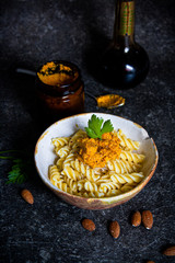 Möhren-Mandel-Pesto mit Nudeln