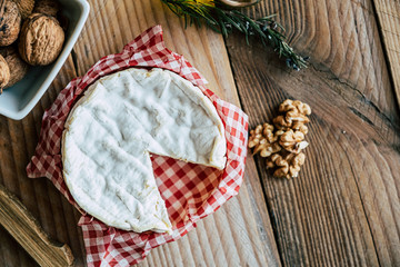 Camembert avec une portion coupée, fromage français