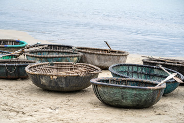 Obraz premium A traditional Vietnamese boat placed on a beach located in My Khe Beach, Danang, Vietnam. This round basket boat is made of woven bamboo. It is also called Thung Chai.