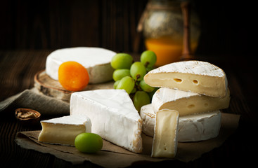 Assorted cheese and grape with honey - 343494474