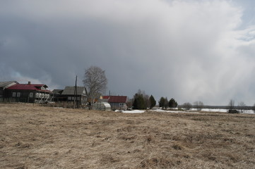 Obraz premium spring in the North of Russia, villages on spacious plains with last year's grass