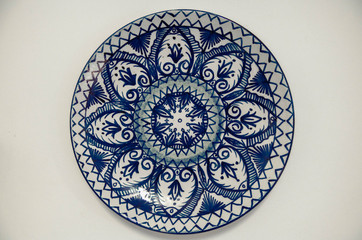 plato redondo azul y blanco decorado de mándala