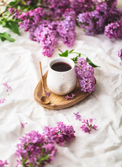 Intérieur de Maison avec un Bouquet de Lilas, Livres, Tasse de Thé