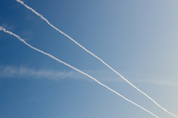 Fototapeta na wymiar Kondensstreifen auf dem blauen Himmel