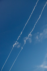 Kondensstreifen auf dem blauen Himmel