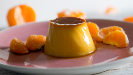 Flan de huevo con fruta fresca