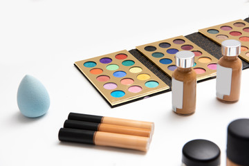 Kit de maquillaje que incluye paleta de sombras, aplicadores o brochas, rubores, pestañas , rimel,...