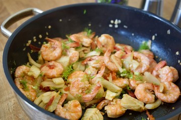 Pfannengericht mit Garnelen, Fenchel und Tomate