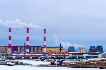 Obraz premium Industrial landscape overlooking an oil refinery. Smoky factory chimneys. Ecology of a modern city.