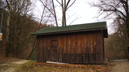 Obraz premium Old lonely house beside the lake.