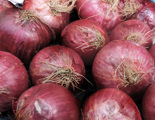 red onions on a market