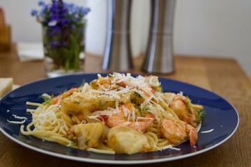 Spaghettiteller mit gebratenen Garnelen, Fenchel, Tomate und Parmesan