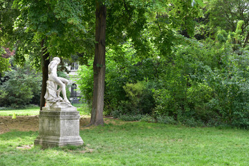 Obraz premium Parc Monceau à Paris en été, France