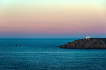 Fototapeta na wymiar Einsames Haus auf einem Felsen im Meer, Menorca